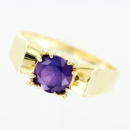 Ring, lila sten, stl 17¾, bredd 2-6mm, gravyr, 14K.  Vikt: 4 g