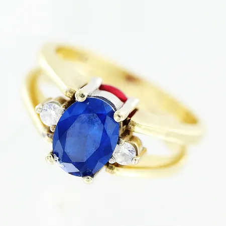 Ring, blå/röd/vita stenar, stl 17¼, bredd 5-8mm, vändbara skenor, infattning i vitguld, 14K.  Vikt: 7 g