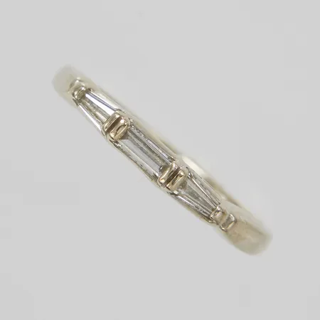 Ring, diamanter varav baguetteslipad 1xca0,10ct + trapetsslipade 2xca0,05ct, Ø16½, bredd:1,5-3mm, vitguld, 14K. Vikt: 1,9 g