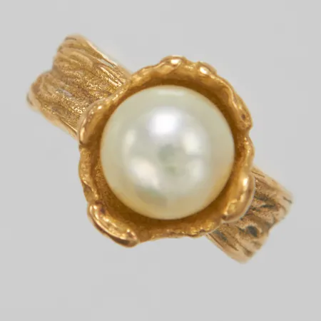 Ring, odlad saltvattenspärla, Ø19, bredd:6,5-14mm, höjd:12mm, tillverkad av två ihoplödda ringar, gravyr, 18K. Vikt: 11,1 g