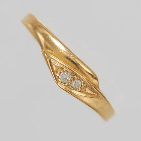 Ring, vita stenar, Ø18, bredd:1,5-5mm, skev skena, 18K. Vikt: 1,5 g