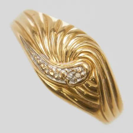 Ring, Ø18¾, bredd: 2-9mm, diamant 1 x ca.0,005ct, 8/8-slipad, skev skena, 18K Vikt: 1,9 g