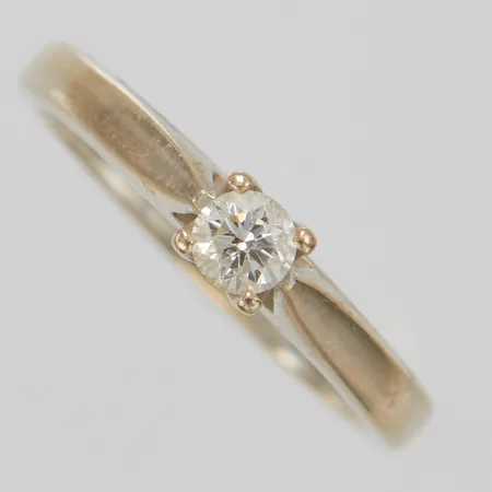 Enstensring med diamant 1 x 0,20ct, W/P1 enligt gravyr, Ø17½, bredd: 2,7-3,9mm, GHA, behov av rodiering, 18K Vikt: 4,1 g