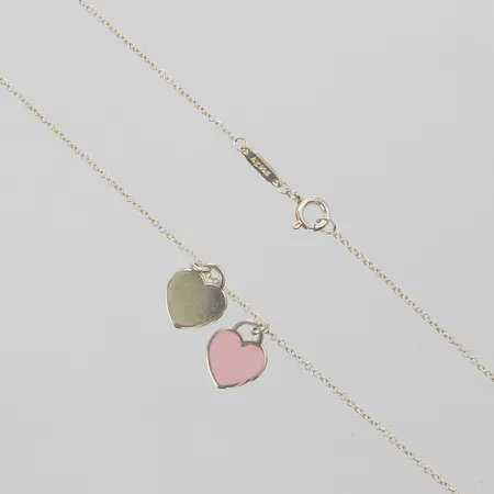 Silverkedja/Hänge, Tiffany & Co., Pink Double Heart Tag Pendant, briljantslipad diamant ca 0,005ct, längd:41-46cm, bredd:1mm, hängen 14x10mm, finhalt 925/1000, kvitto 2023-10-05, smyckespouch, box, påse. Vikt: 2,7 g