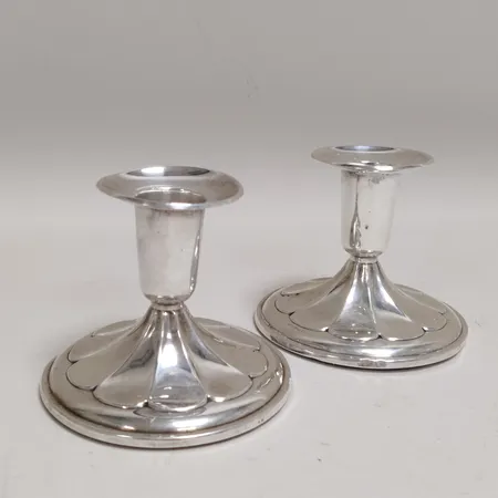 Silverljusstakar, ett par, höjd:71mm, Ø76mm, Göteborg 1968, fyllda bottnar, stearinrester, silver 830/1000. Vikt: 239,9 g