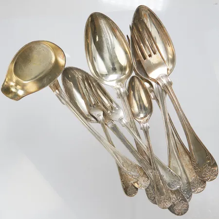 Diverse silverbestick, modell: Gammal Fransk, gravyrer/bucklor, 830/1000. Vikt: 397 g