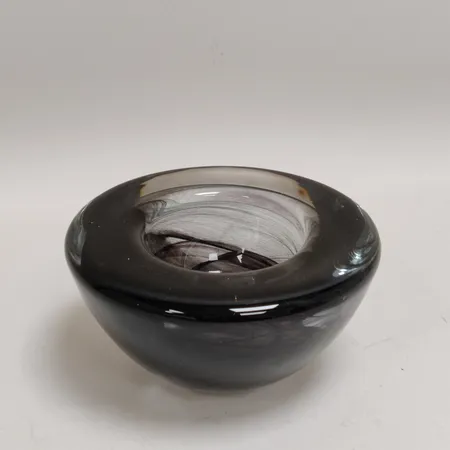 Skål/ljuslykta, Atoll formgiven av Anna Ehrner för Kosta Boda, Ø115mm, höjd:60mm, klarglas med inslag av svart, ej etikettmärkt. Vikt: 0 g Skickas med postpaket.