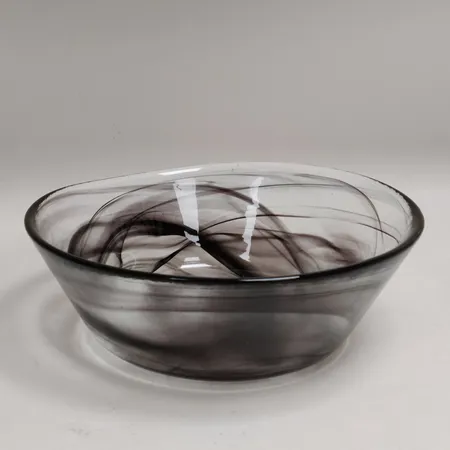 Skål, Mine formgiven av Ulrica Hydman Vallien för Kosta Boda, Ø25cm, höjd:8,5cm, klarglas med inslag av rökbrunt, stämpelmärkt i botten. Vikt: 0 g Skickas med postpaket.