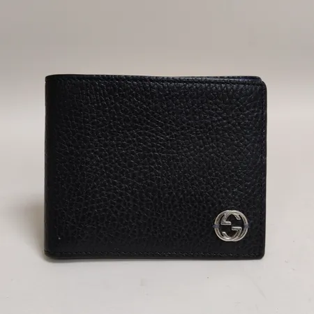Plånbok, Gucci, Interlocking Bifold Wallet, 11,5x9cm, referensnummer:610464, fack för 6 kort, ett sedelfack, 2 övriga fack, svart läder med logga i silverfärgad metall, insida i blått läder och svart textil, Made in Italy, dustbag, kartong, påse. Vikt: 0 g