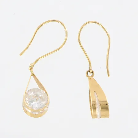 Ett par örhängen, längd 27mm, vit sten Ø7mm, GHA, 18K Vikt: 1,8 g