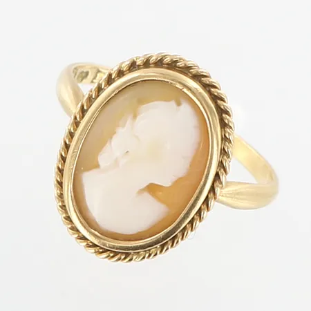 Ring med camé, stl 17, bredd ca 17mm framtill, år 1919, 18K Vikt: 2,9 g