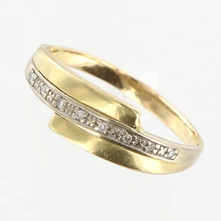 Ring, diamanter 8 x ca 0,0075ct, 8/8-slipade, stl 20, bredd 2-7mm, skev, 18K Vikt: 2,4 g
