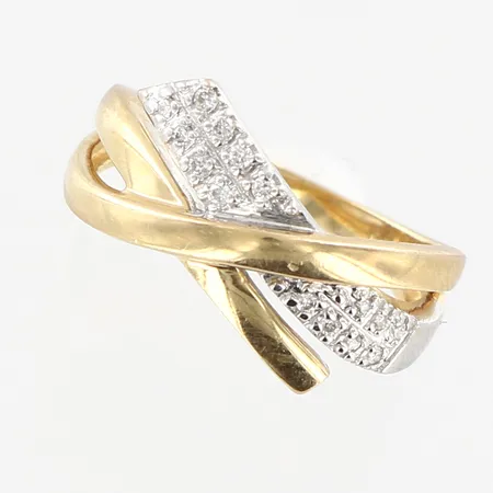 Ring, stl 17, bredd 2-11mm, 15st diamanter, 0,10ctv enligt gravyr, GHA, 18K Vikt: 3,6 g