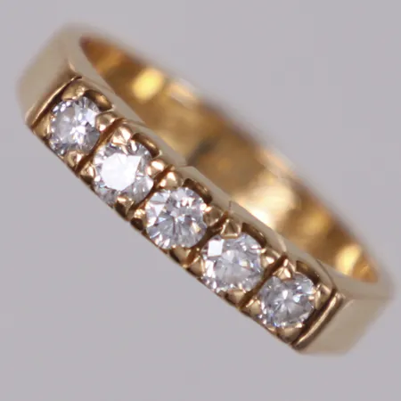 Halvalliansring med diamanter 5xca0,10ct tot 0,50ctv enligt gravyr, stl 17½, bredd 3,6mm, Schalins, gravyr, 18K  Vikt: 5,2 g