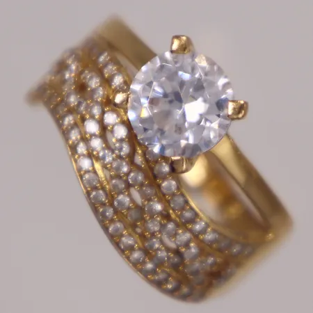 Ring med vita stenar, stl 18, bredd 2,3-15,5mm, 21K Vikt: 5,9 g