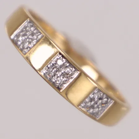 Ring med diamanter 12xca0,005ct 8/8 slipning, stl 16¾, bredd 1,7-4,2mm, 18K  Vikt: 1,9 g