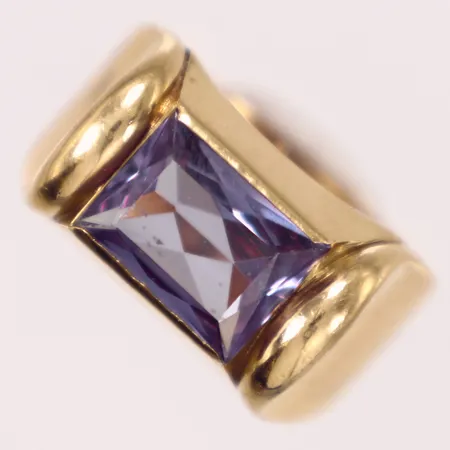 Ring med lila sten, stl 20¾, bredd 5,7-12,6mm, Stockholm, år 1957, 18K Vikt: 15,6 g