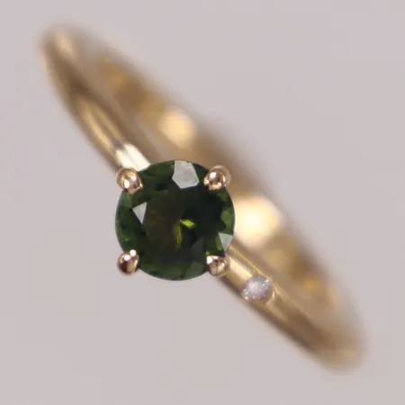 Ring med briljantslipad diamant ca 0,01ct, samt grön sten, stl 17½, bredd 2,3-7,2mm, 18K  Vikt: 6,1 g