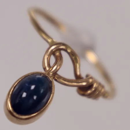 Ring med cabochonslipad safir, stl 18¼, bredd 1,1-16,5mm, limrester vid sten samt ytrepor, , 18K  Vikt: 3,1 g