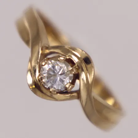 Ring med vit sten, stl 17½, bredd 2,3-8,7mm, BEH Bengt Hallberg Guldsmeds AB, år 1991, 18K  Vikt: 3,8 g