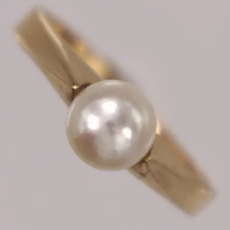 Ring med odlad saltvattenspärla Ø6,2mm, stl 16¾, bredd 1,9-6,2mm, Guld Carlsén Ab, 18K  Vikt: 2,5 g