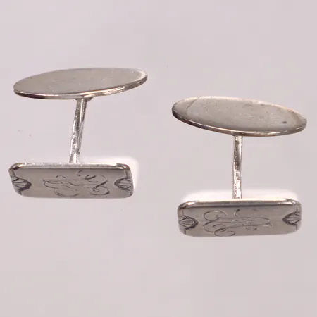 Ett par manschettknappar med monogramgravyr, längd 18,3mm, bredd 13mm, repor, silver 830/1000 Vikt: 9,6 g