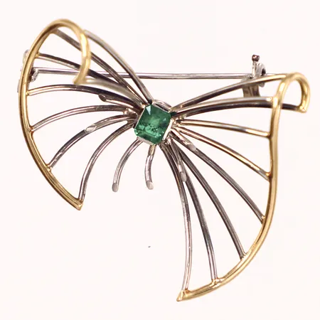 Brosch med smaragd, repor, rosett, längd 42mm, I.Nilssons Guldsmedja, Lidingö, rödguld/vitguld 18K Vikt: 7,9 g