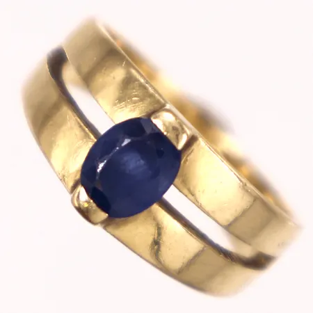 Ring med blå sten, stl 15¼, bredd 3,3-7,9mm, 18K  Vikt: 4,5 g