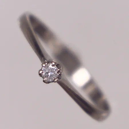 Ring med diamant 1xca0,06ct, stl 17¾, bredd 1,4-3,2mm, vitguld, 18K  Vikt: 1,8 g