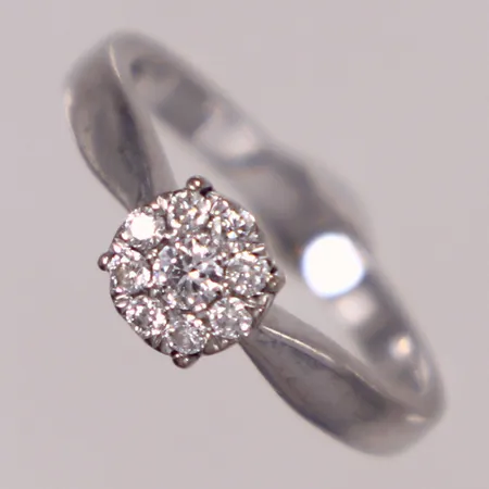 Ring med diamanter 1xca0,07ct, 8xca0,015ct, stl 16¼, bredd 1,5-6,3mm, vitguld, 18K  Vikt: 3,6 g