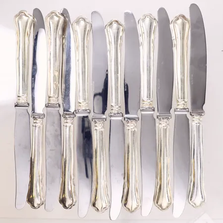 12 Knivar med blad i rostfritt stål, modell Chippendale, längd 20,5cm, GAB, 830/1000 silver Vikt: 755,4 g