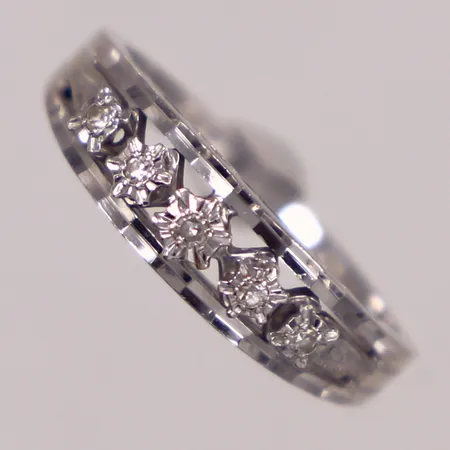 Ring med diamanter 5xca0,01ct 8/8 slipning, stl 19, bredd 2-5,8mm, vitguld, 18K  Vikt: 4,2 g