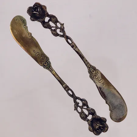 2 Knivar med rosdekor, längd 12,5cm, silver 830/1000 Vikt: 30,9 g