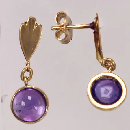 Ett par örhängen med cabochonslipade ametister, längd 24,5mm, bredd 8,5mm, 18K Vikt: 3,4 g