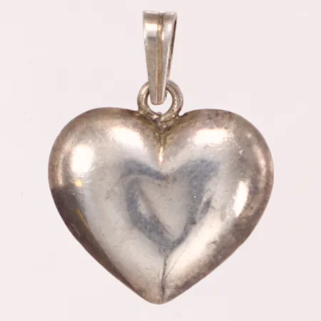 Hänge hjärta, längd 24,5mm, bredd 18,6mm, liten buckla på ena sidan, silver 925/1000 Vikt: 2,2 g