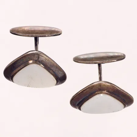 Ett par manschettknappar med pärlemodekor, längd 23,7mm, bredd 17,7mm, silver 830/1000 Vikt: 17,7 g