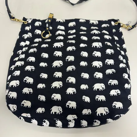 Bag, Elefant, 48x42cm, Svenskt Tenn, dragkedja och knäppning i mässing samt svarta läderdetaljer, avtagbar nyckelring samt en innerficka, axelremmen är reglerbar med en maxlängd på 100cm. Förstärkt och lätt impregnerat linne, tyg: Elefant, svart linne