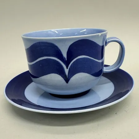 Tekopp, höjd 8cm, Ø11,5cm, fat Ø18,5cm, märkt  Lisa Larson, K-studion Gustavsberg, 86/400 -96, porslin med blå glasyr, ytslitage, nagg på kopp  Vikt: 0 g Skickas med paket.