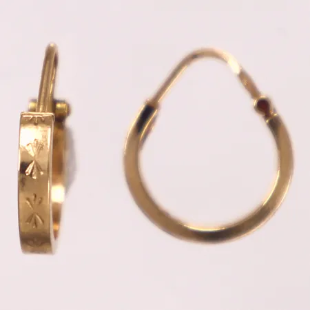 Ett par örhängen med mönster, längd 14,6mm, Ø13mm, bredd 2,6mm, 18K  Vikt: 1,2 g