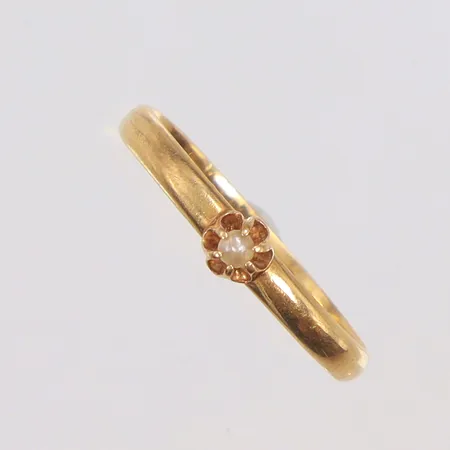 Ring med odlad halvpärla stl 16¾ bredd 2-3mm, GD&Co ( G. Dahlgren & Co) Malmö 1920, 18K   Vikt: 1,4 g