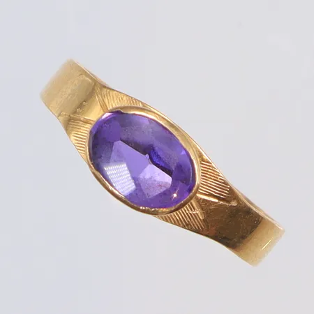 Ring med lila sten stl 18¾ bredd 3-6mm, något skev, AGLN (Nyol Ab) Mölndal 1991, 18K Vikt: 2,3 g