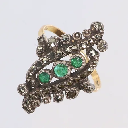 Ring med markasiter samt gröna stenar stl 17½ bredd 1,5-26mm, skenan i guld samt överdel i silver, Art-Deco, några stenar saknas, WH (Harbeck Wilhelm) Stockholm 1933 (import), skenan i 18K bruttovikt 5,2g Vikt: 5,2 g