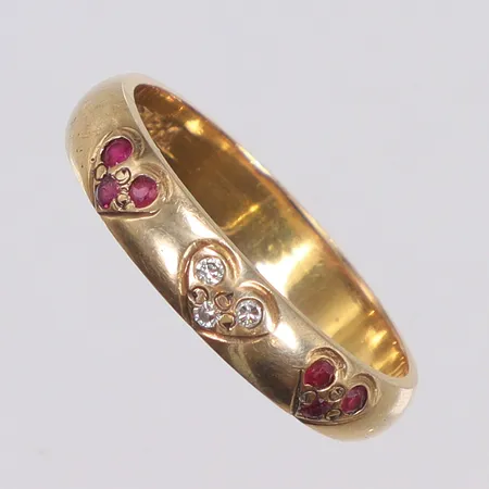 Ring med diamanter 3xca0,01ct samt röda stenar stl 16¾ bredd 3mm, BÖS, 18K Vikt: 3,2 g