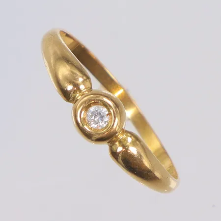 Ring med vit sten stl 18½ bredd 1-4mm, CCC 18K  Vikt: 1,2 g