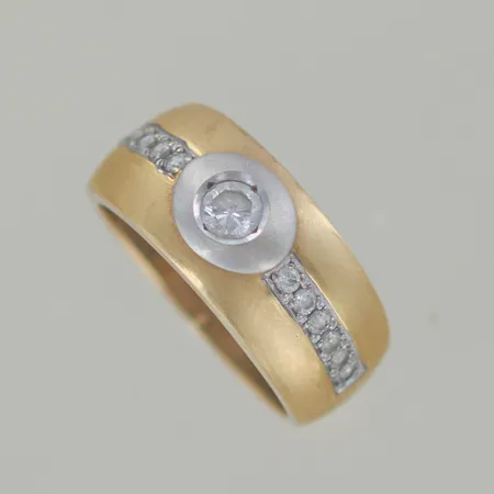 Ring med stenar, vit och rödguld, Ø 16¾ mm, bredd 8,5 mm, 18K Vikt: 6,4 g