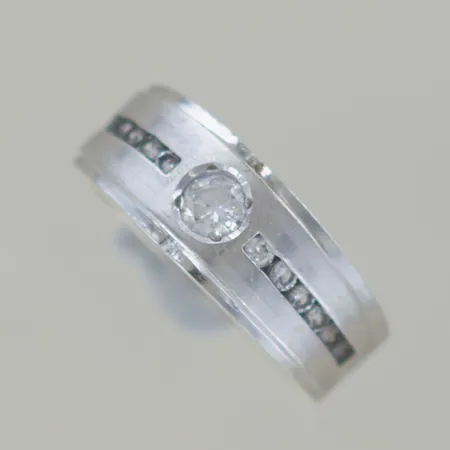 Ring med stenar, vitguld, Ø 18 mm, bredd 8 mm, 18K Vikt: 6,9 g