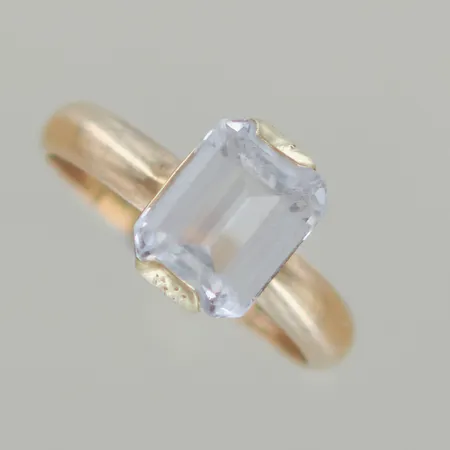 Ring med sten, Ø 17½ mm, höjd 10 mm, 18K Vikt: 3,6 g