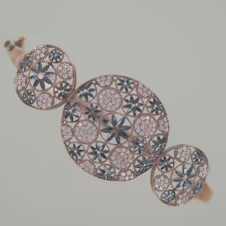 Armring med stenar roséguld, diam 6,5 x 5,2 cm, bredd 3-26 mm, bucklor, 14K Vikt: 9,6 g