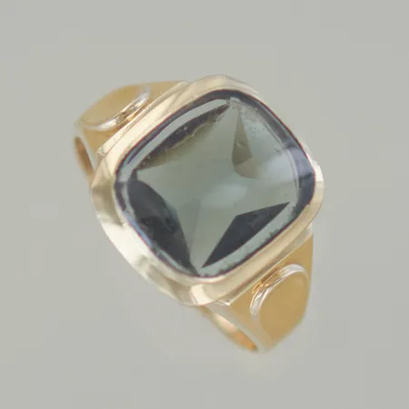 Ring med grön sten, Ø 21 mm, bredd 16 mm, graverad lite ojämn skna, 18K Vikt: 5 g