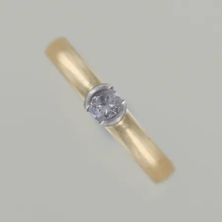 Ring med sten, Ø 21 mm, bredd 3,7 mm, repor på kanten 18K Vikt: 6,4 g